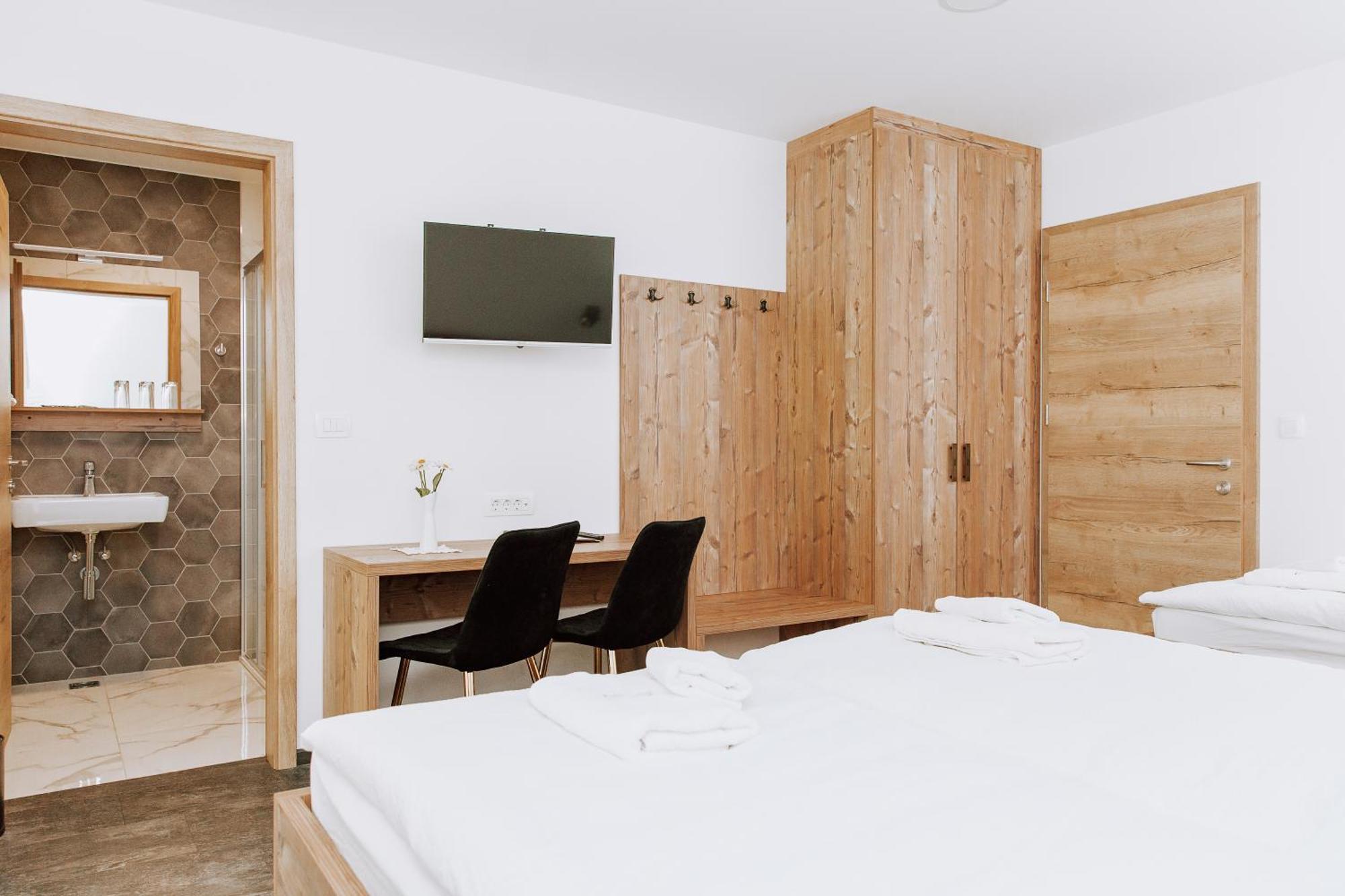 Gostisce Krivograd Hotell Prevalje Rum bild
